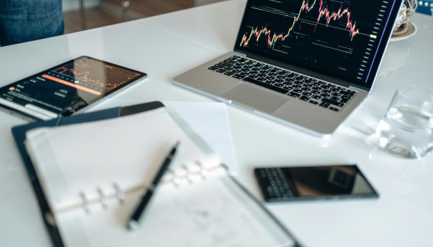 pexels alphatradezone 5831664